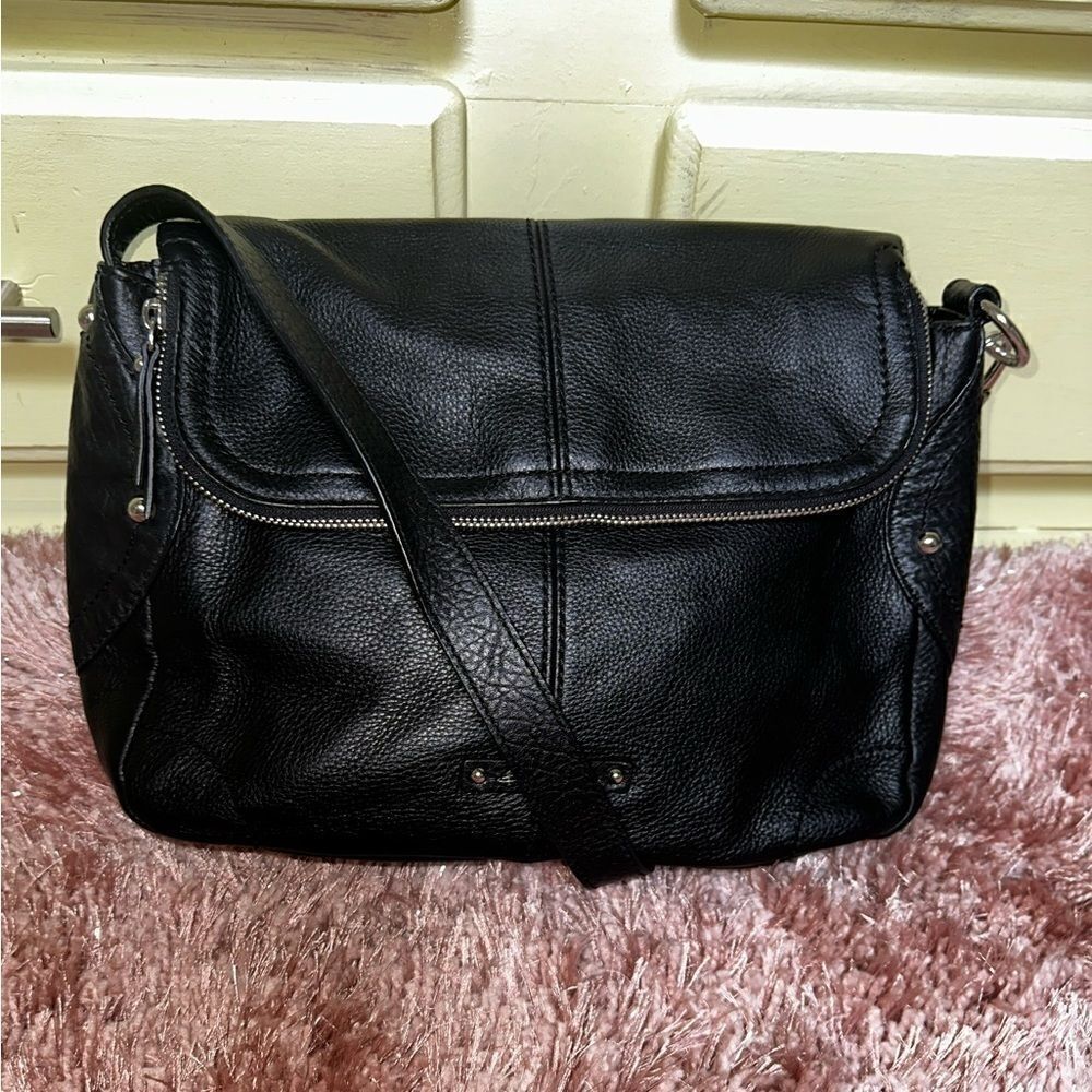 B Makowsky black heavy pebble leather zip fold over crossbody bag EUC